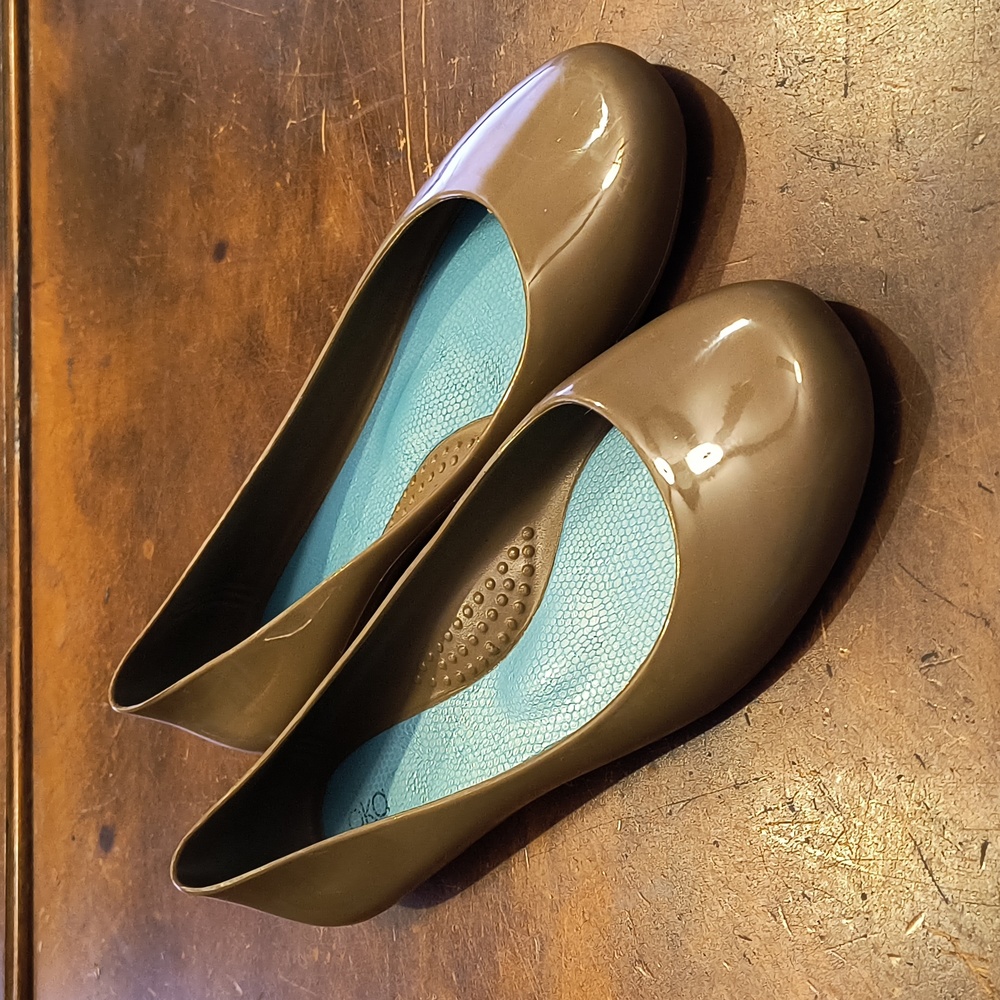 Oka-B Women's Georgia Matte Finish Ballet Flats size 6